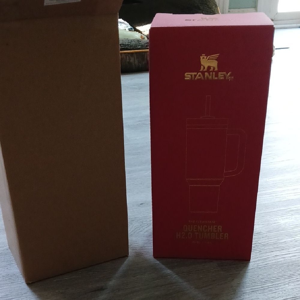 Stanley Quencher H2.0 Tumbler Scarlet Tinsel 3 Straws NIB Limited Edition 2024